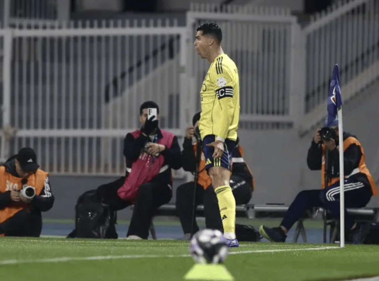 世界杯注册流程-“住在越位线上” 40岁C罗用5越位拼来1进球 球迷嘲讽：就等吃饼