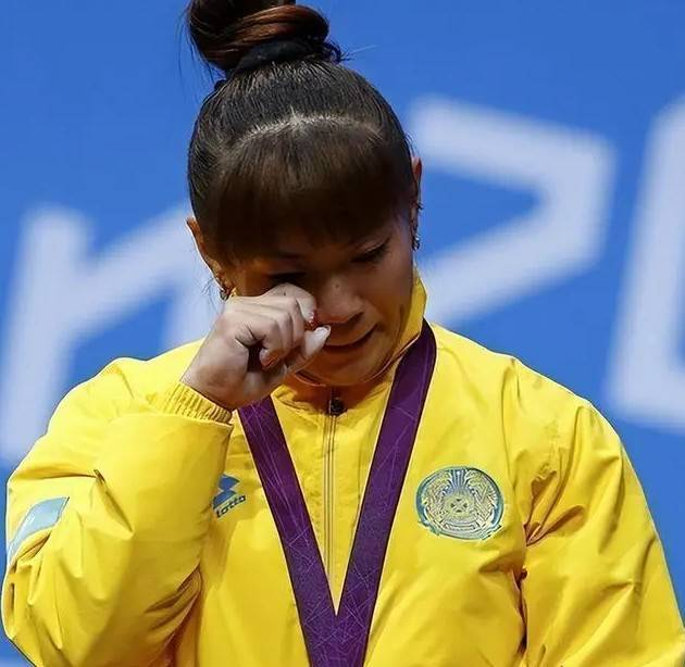 世界杯官方平台-体坛第一叛徒！她改洋名换国籍夺冠后称不是中国人，结局如何？|姚丽|哈萨克斯坦|马内扎|举重|教练_新浪体育_新浪新闻